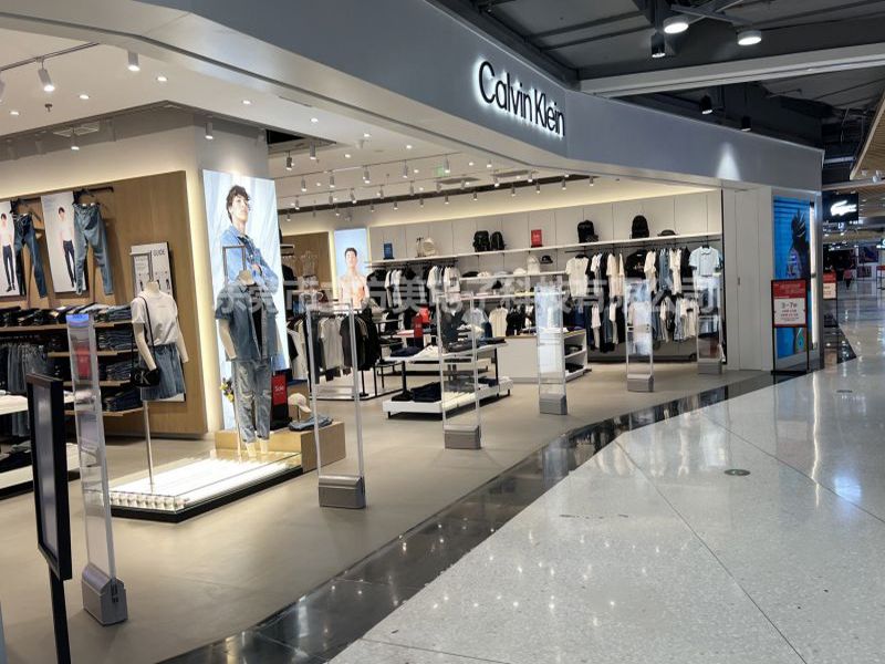 La tienda de ropa Calvin Klein instala el inmovilizador de ropa Cubic Beauty AM7806