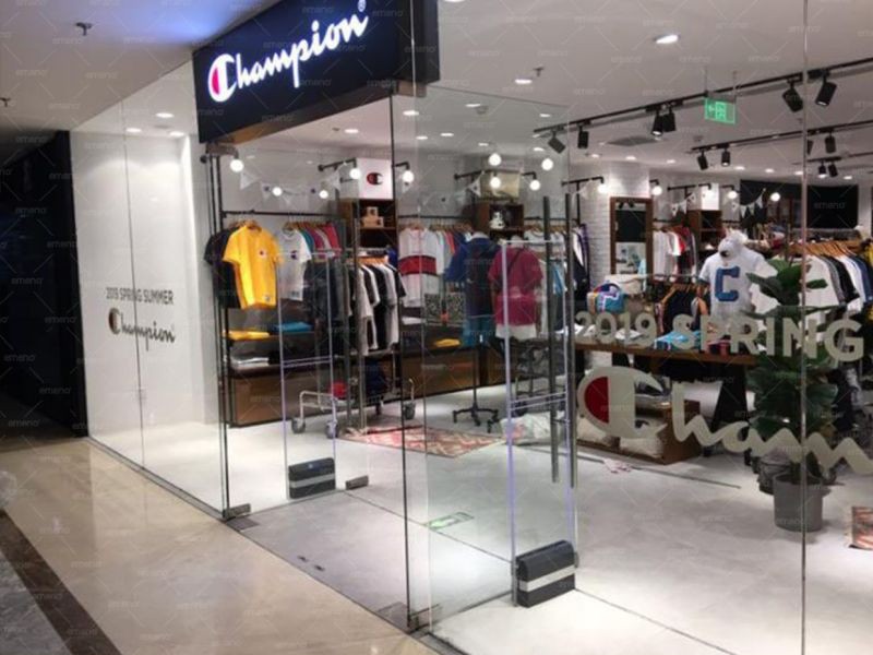 Dispositivo antirrobo de ropa AM9800 instalado en Champion Clothing Store