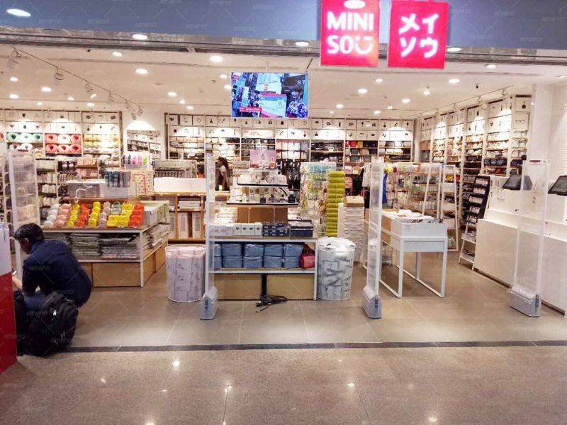 La boutique MINISO instala la puerta de seguridad CuboM AM7806