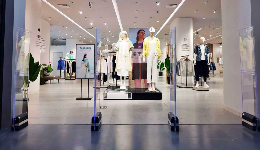 La solución EAS de Li Fangmei Technology ayuda a las marcas de ropa a reducir las pérdidas y aumentar la eficiencia. El rango de detección de etiquetas duras puede alcanzar los 3,0 metros.